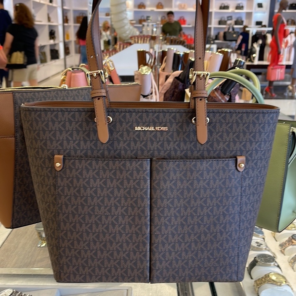 MICHAEL KORS JET SET TRAVEL MEDIUM DOUBLE POCKET TOTE 
BROWN SIGNATURE
NWT - Picture 5 of 16